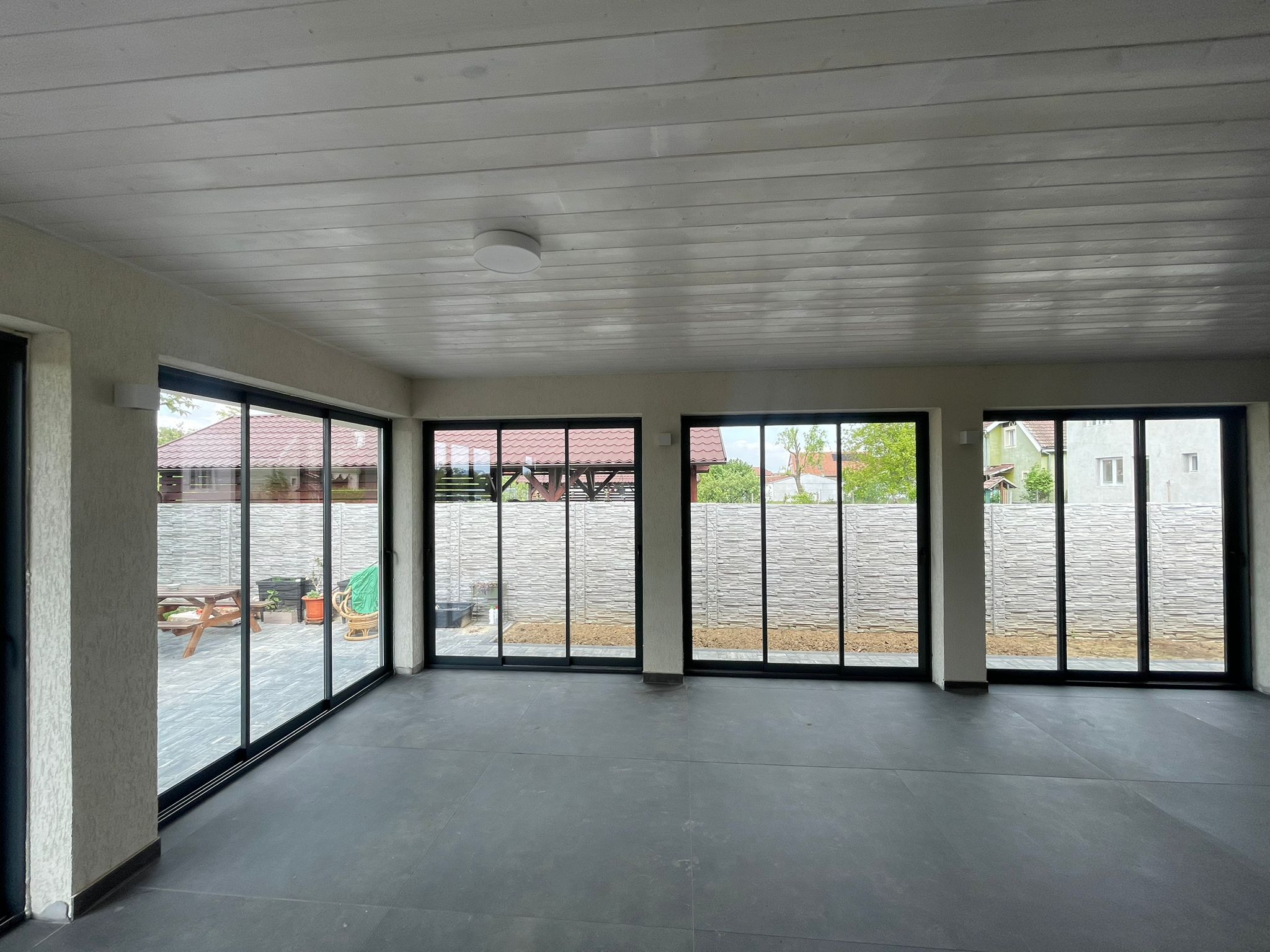 Terasă Denka Pro, Interior